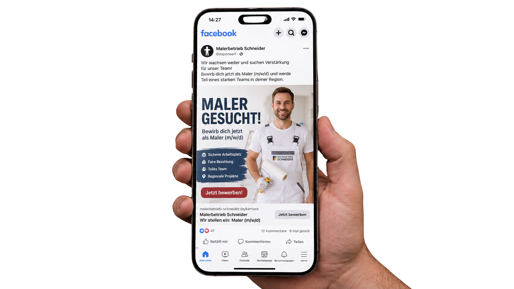 Hand hält Smartphone mit einer Recruiting-Anzeige auf Facebook.